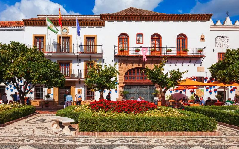 plaza-los-naranjos-marbella