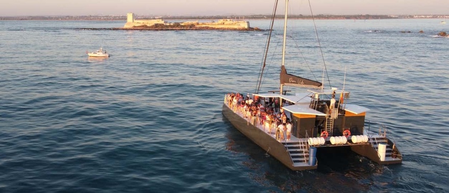 Paseo en catamarán junto al castillo y la playa de La Barrosa de Sancti Petri