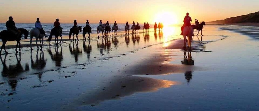 Paseo a caballo al atardecer por Doñana