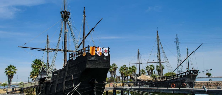 Paseo en barco al Muelle de las Carabelas