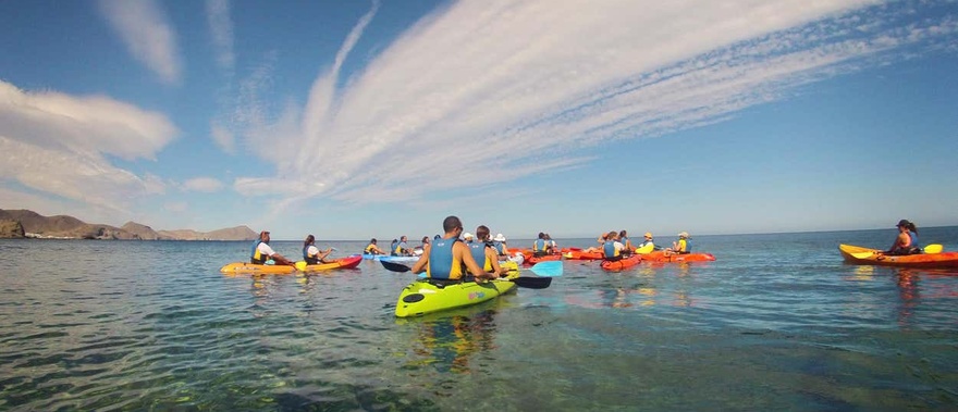 Kayak en la playa de agua Amarga (Cabo de Gata)