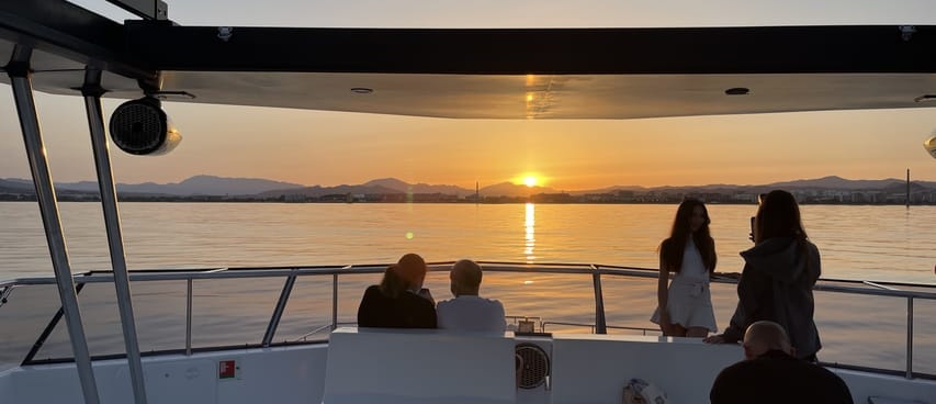 Paseo en catamarán al atardecer en la costa de Málaga