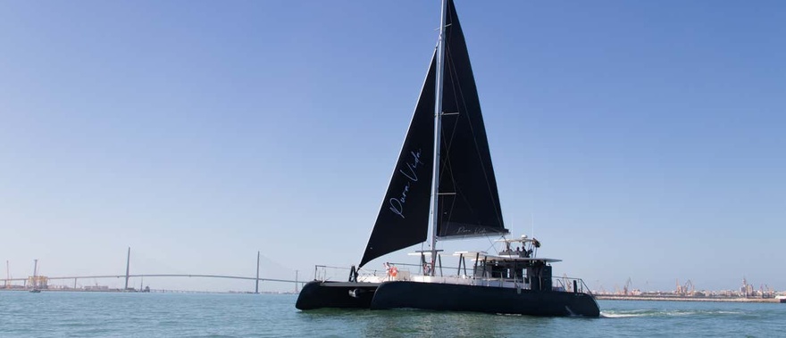 Paseo en catamarán por la bahía de Sancti Petri