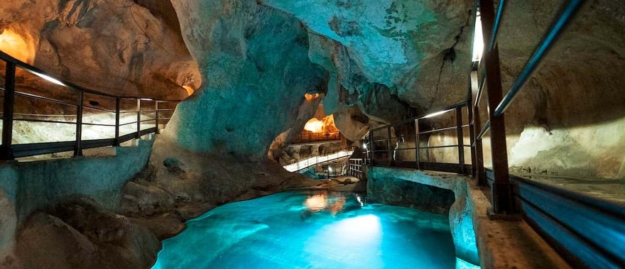 Entrada a la Cueva del Tesoro en Málaga