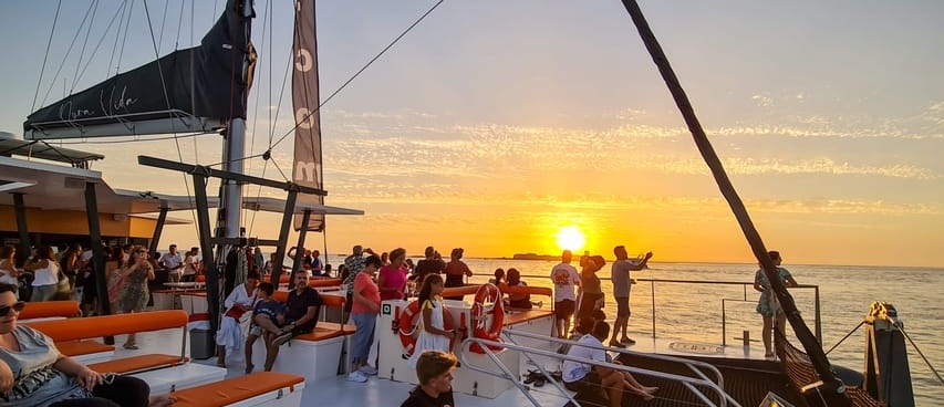 Paseo en catamarán por la bahía de Cádiz al atardecer