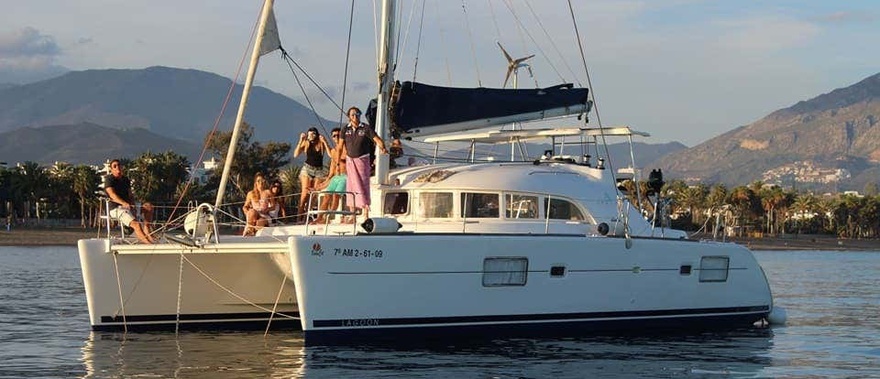 Paseo en catamarán con avistamiento de delfines