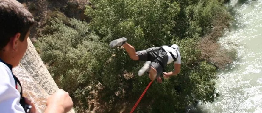 Salto de puenting sobre el río Genil