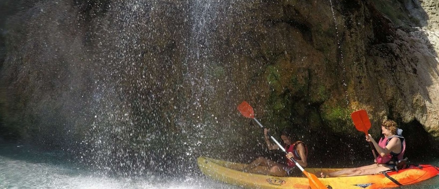 Excursión guiada en Kayak por los Acantilados de Nerja y la Cascada de Maro Foto galería 3