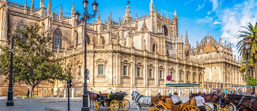 Entrada a la Catedral y La Giralda