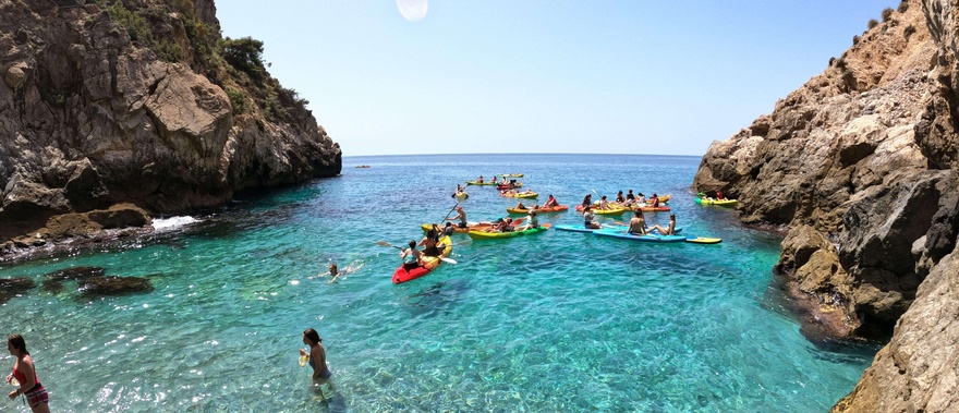 Excursión en Kayak y Esnórquel por los Acantilados de Maro
