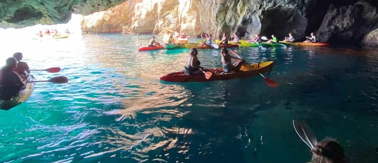 Excursión en Kayak y Esnórquel por los Acantilados de Maro Foto galería 4