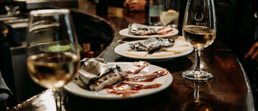 Walking Tour of Tapas, Taverns and History in Seville