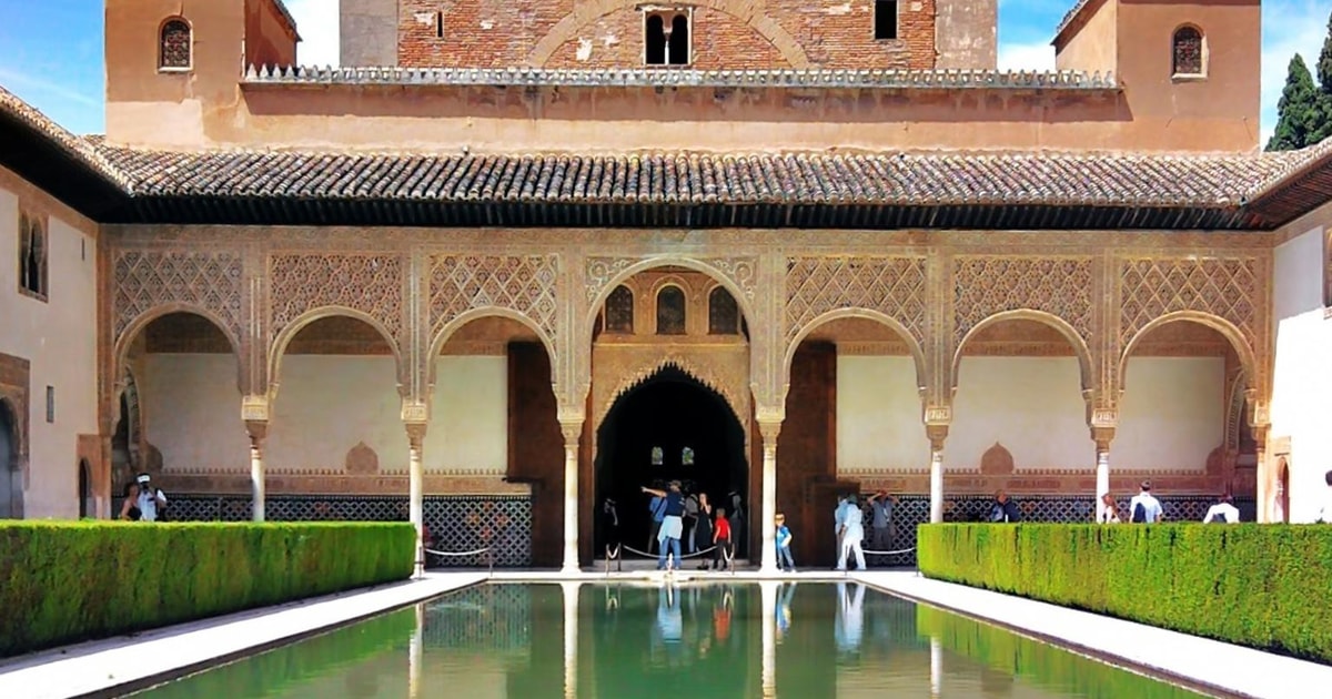 Alhambra y Palacios nazaríes: Tour guiado + Pase de ciudad