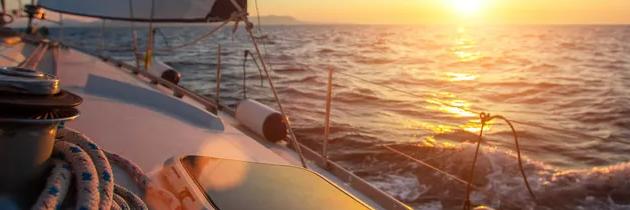 Paseo en catamarán al atardecer en la costa de Málaga